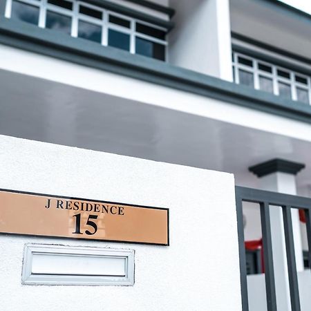 J Residence Banting  Exterior photo