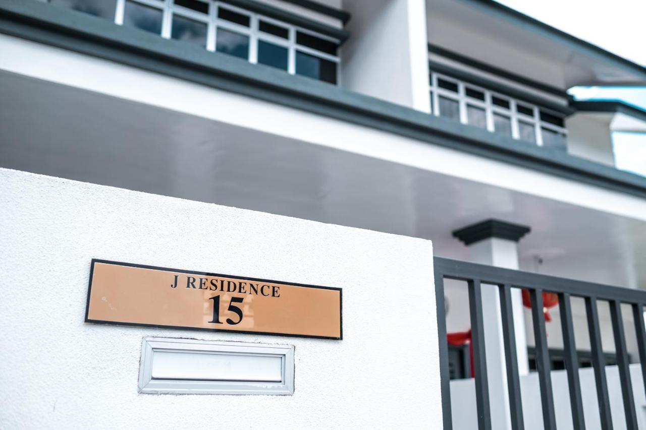 J Residence Banting  Exterior photo