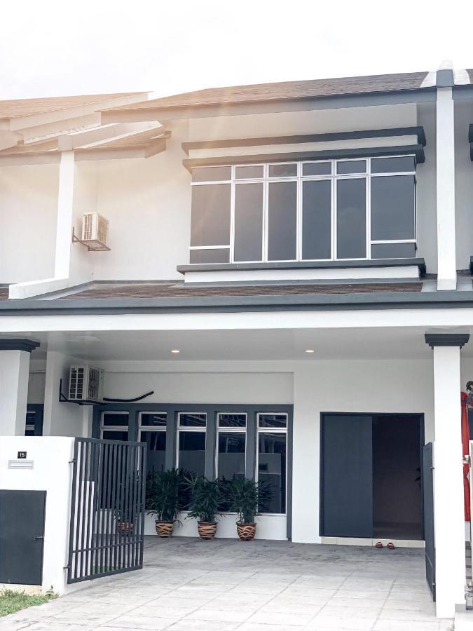 J Residence Banting  Exterior photo